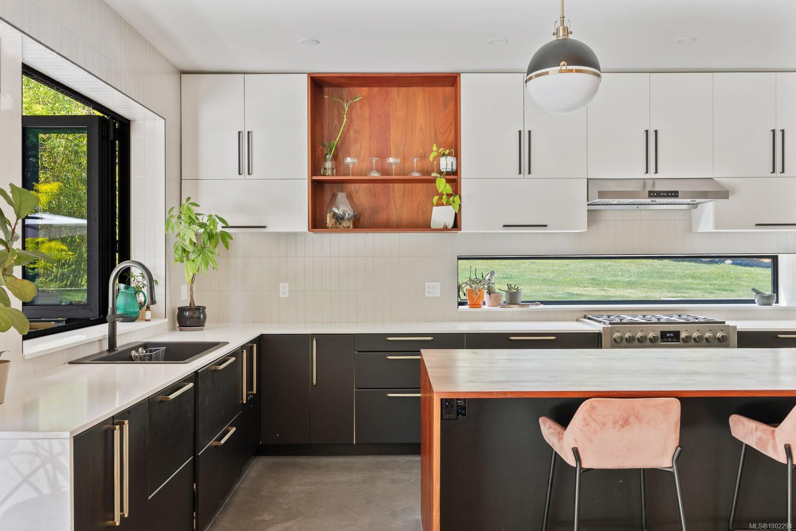 Kitchen — sink area with bar seating